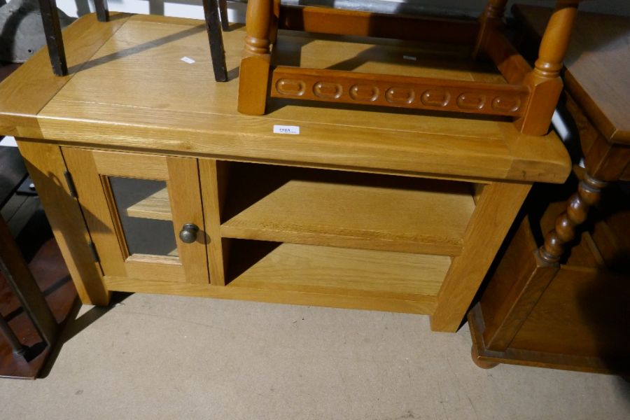 A modern oak TV unit and two other items - Image 2 of 8