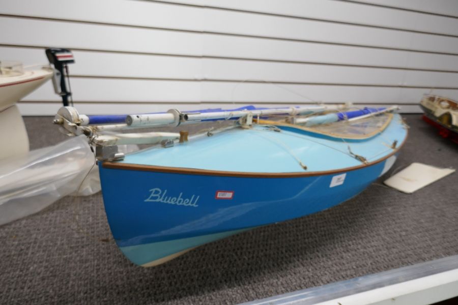 Remote Control model sailing dinghy, complete with sails and all internal workings 116cm (no control - Image 4 of 4