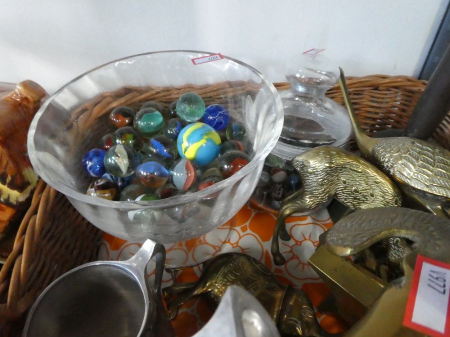 Box of mixed glassware including Babycham glasses, novelty pots and basket containing Studio pottery - Image 4 of 9