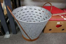 Oyster/Olive bucket