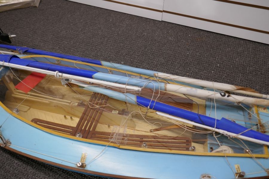 Remote Control model sailing dinghy, complete with sails and all internal workings 116cm (no control - Image 3 of 4