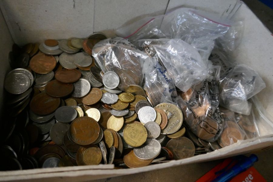 A box of vintage Great Britain and World coinage - Image 2 of 2