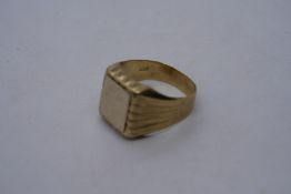 9ct yellow gold gent's signet ring, marked 375, slightly misshapen, 5.2g approx