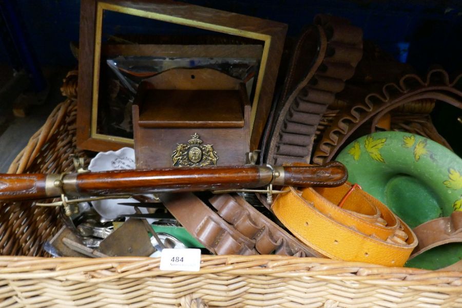 A wicker hamper containing leather ammo belt, wooden box with brass crest, silver plated cutlery - Bild 2 aus 4