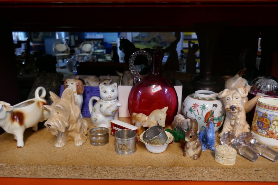 A large quantity of mostly small collectables, including china figures by Sylvac, paperweights, cutl - Bild 6 aus 10