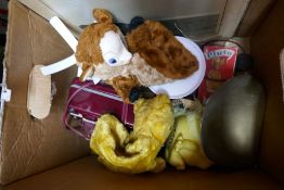 Box of mixed vintage puppets, including Sooty