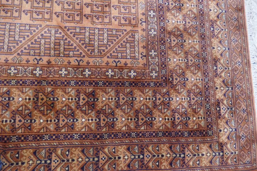 Large Middle Eastern style burnt orange geometric design carpet, 300cm x 200cm - Image 4 of 5