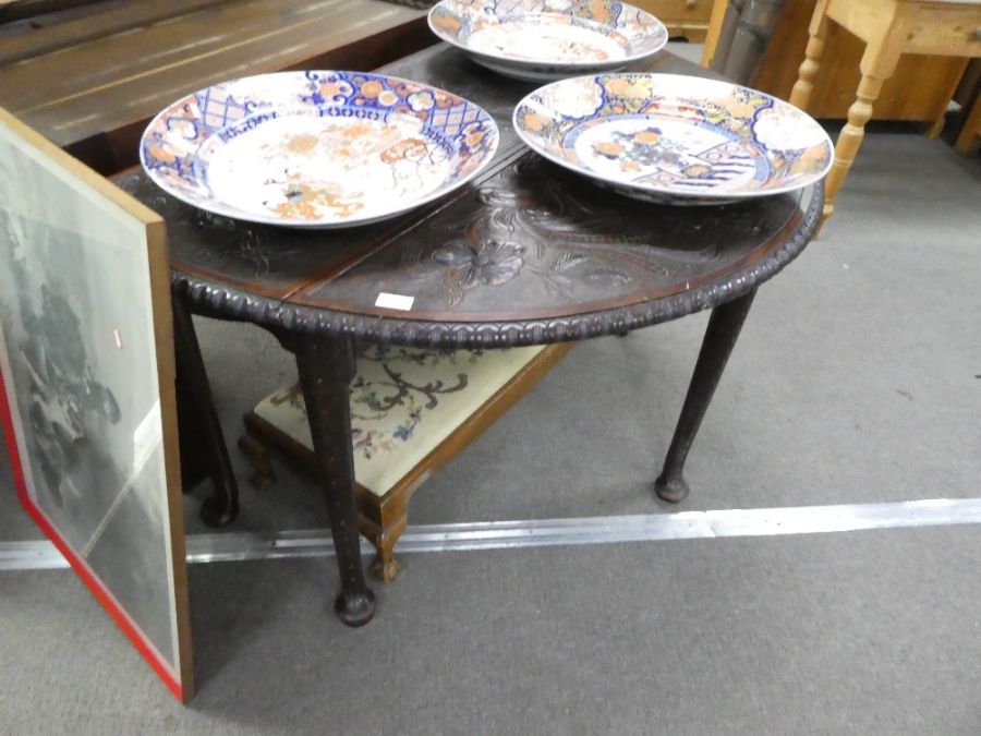 An antique mahogany drop leaf oval table with later floral carvings - Image 4 of 4