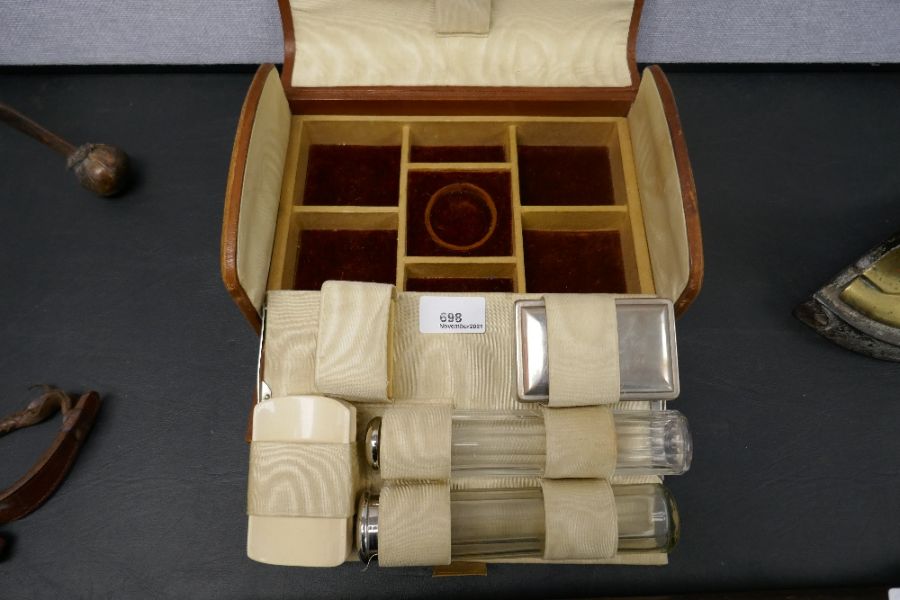 A gentleman's travelling case with enclosed jewellery compartment - Image 3 of 4
