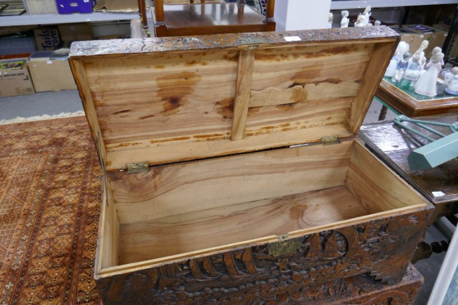 A camphor wood blanket box heavily carved with oriental decoration depicting ships and birds - Image 3 of 3