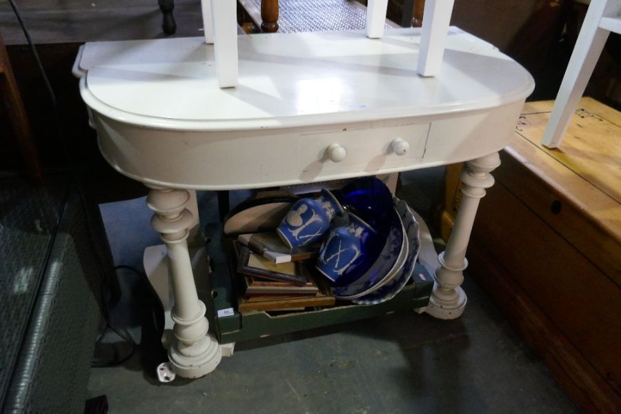 A cream painted Victorian dressing table with single drawer on turned supports - Image 4 of 5