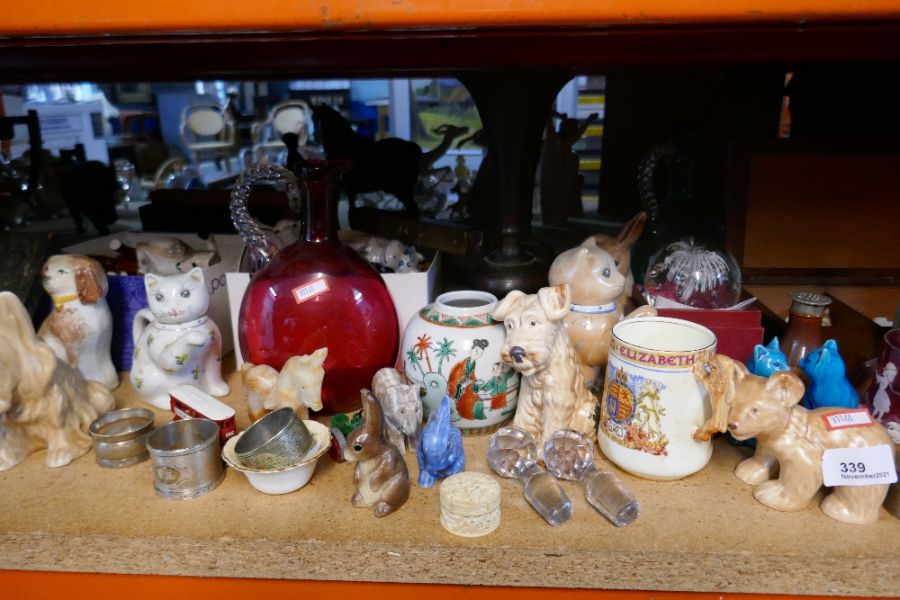 A large quantity of mostly small collectables, including china figures by Sylvac, paperweights, cutl - Bild 7 aus 10