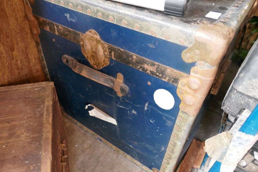 Vintage metal bound travel trunk containing collectables, marked Lieut M D McQuade 425279 - Bild 2 aus 3