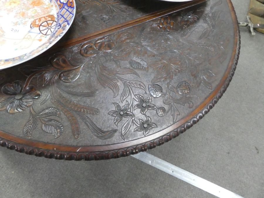 An antique mahogany drop leaf oval table with later floral carvings - Image 3 of 4