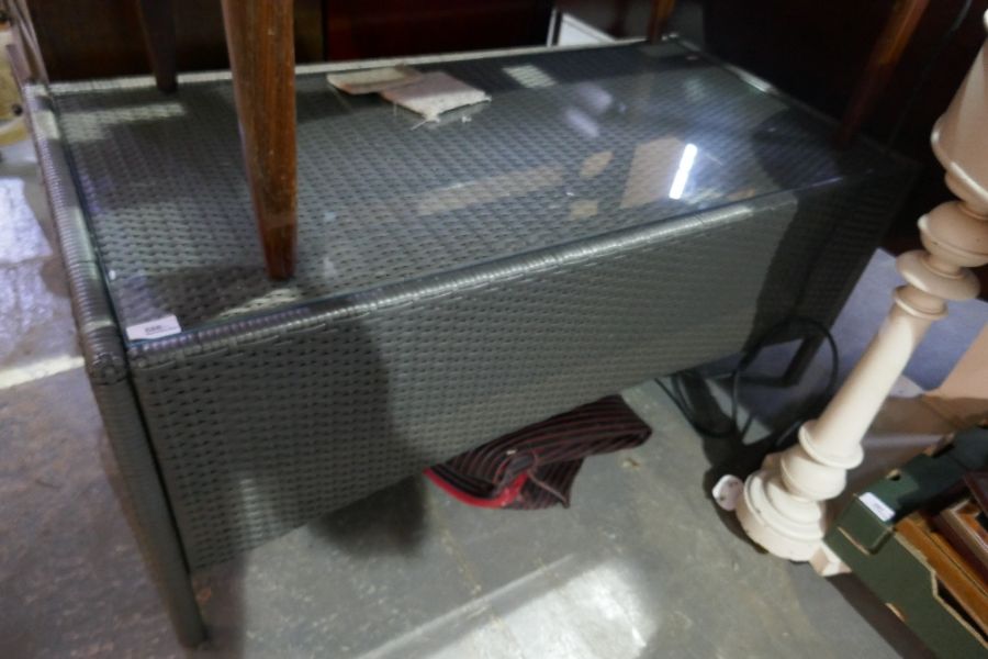 A modern rectangular Ratan garden table with glass top, 110 cm - Image 4 of 4