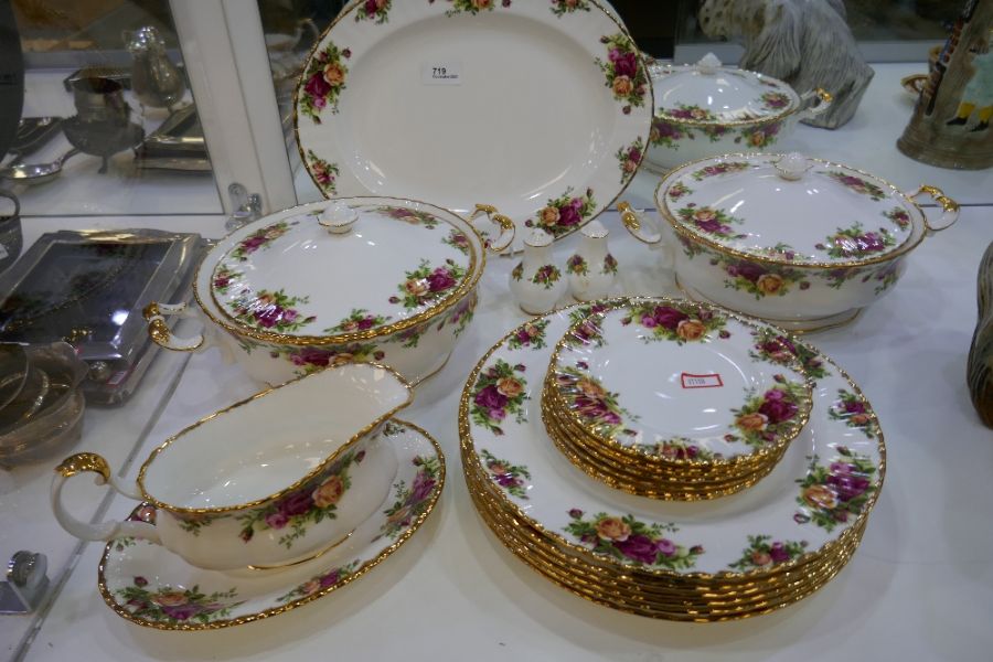 Collection of approx. 20 pieces of Royal Albert 'Old Country Roses' dinner ware, the tureens are sec - Image 3 of 3