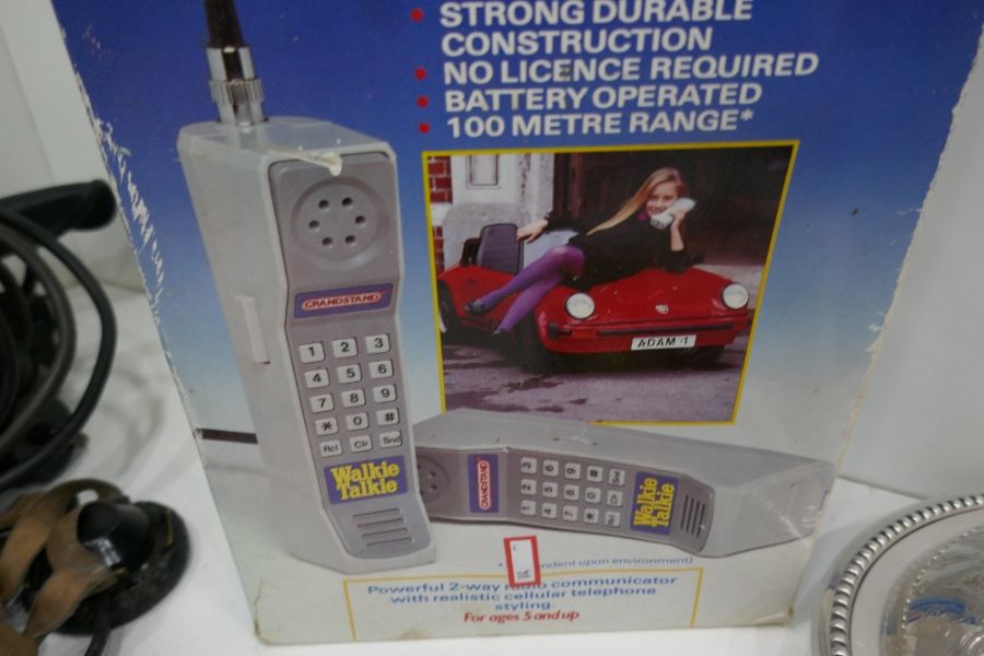 A boxed set of 80s style phones walkie talkies - Bild 2 aus 4