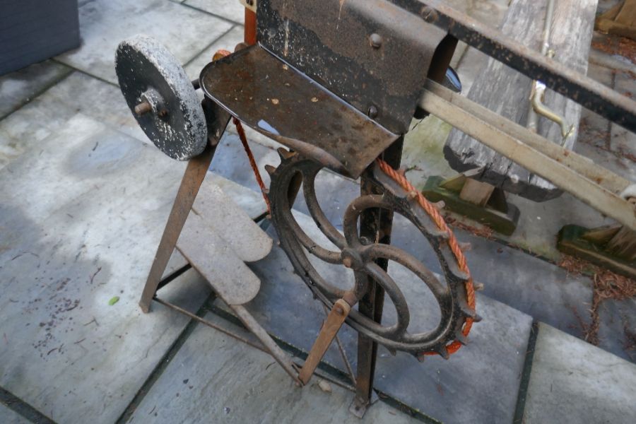 Antique foot peddled jig saw and brass curtain pole - Bild 4 aus 5