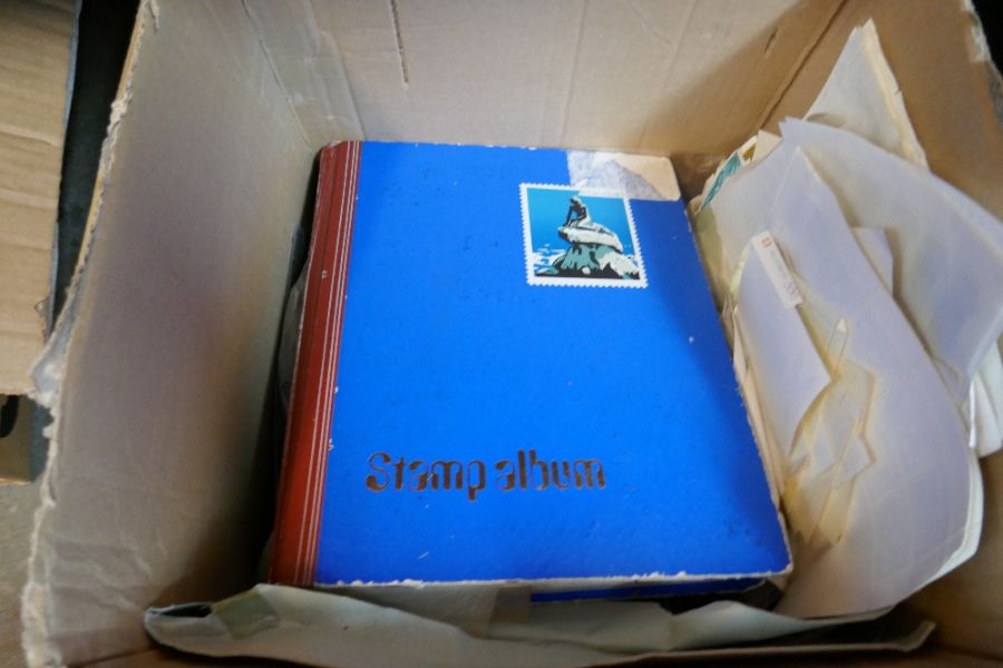 Box of mixed World stamps in album packets and loose - Image 9 of 16