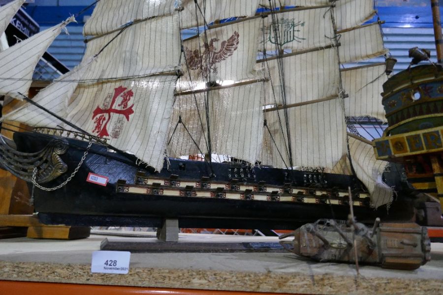 A large wooden model ship on stand with 2 rows of guns, 90cm and another on stand along with small g - Bild 8 aus 8