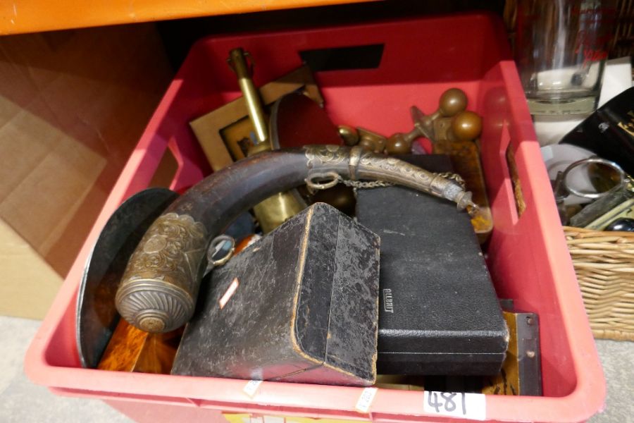 A wicker hamper containing various advertising items and box of collectables, including vintage weig - Bild 4 aus 8