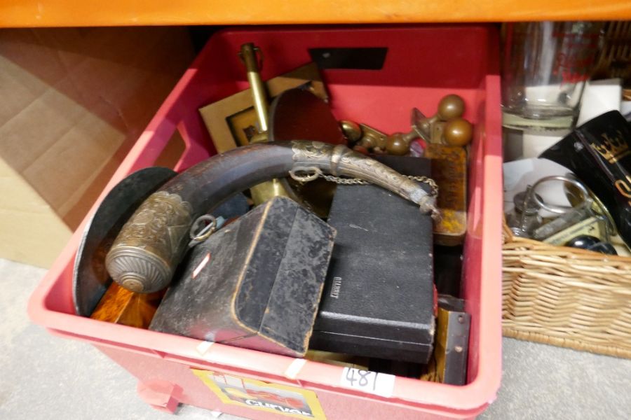 A wicker hamper containing various advertising items and box of collectables, including vintage weig - Bild 3 aus 8