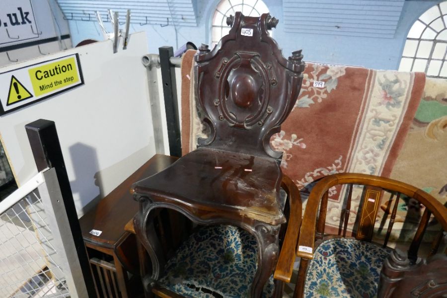 A pair of Victorian carved back hall chairs, with cabriole legs - Image 4 of 4