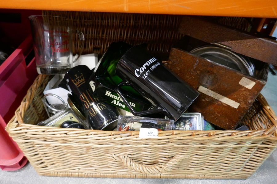 A wicker hamper containing various advertising items and box of collectables, including vintage weig - Bild 2 aus 8