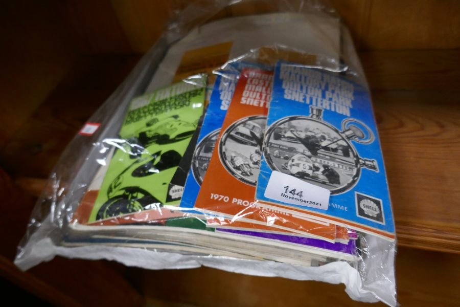 Collection vintage auto ephemera to include 1960/70s Brands Hatch programmes - Bild 2 aus 2