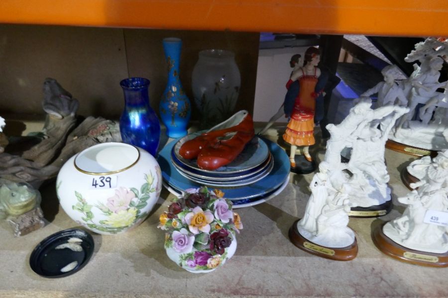 A collection of 19th century style resin figures, Royal Albert flowers in vase and collector's plate - Bild 5 aus 6