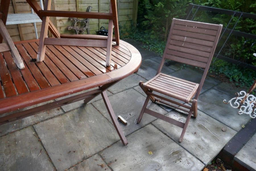 Oval teak garden table, four chairs and an armchair - Image 2 of 4