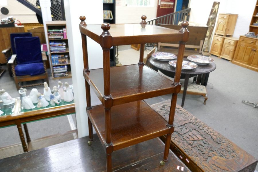 A pair of square mahogany three tier wotnots on castors - Image 4 of 4