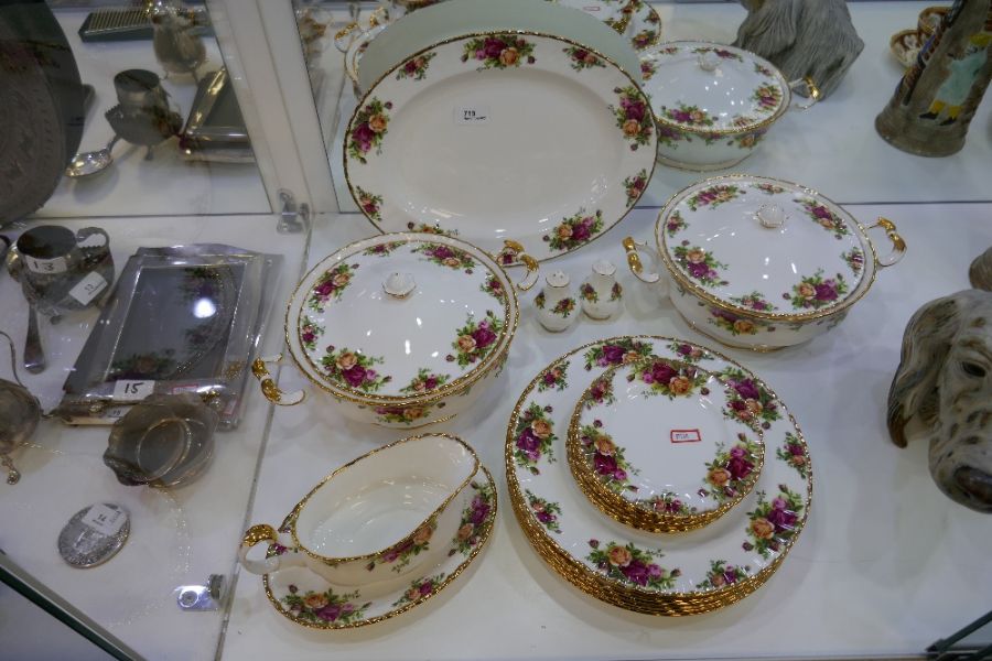 Collection of approx. 20 pieces of Royal Albert 'Old Country Roses' dinner ware, the tureens are sec - Image 2 of 3