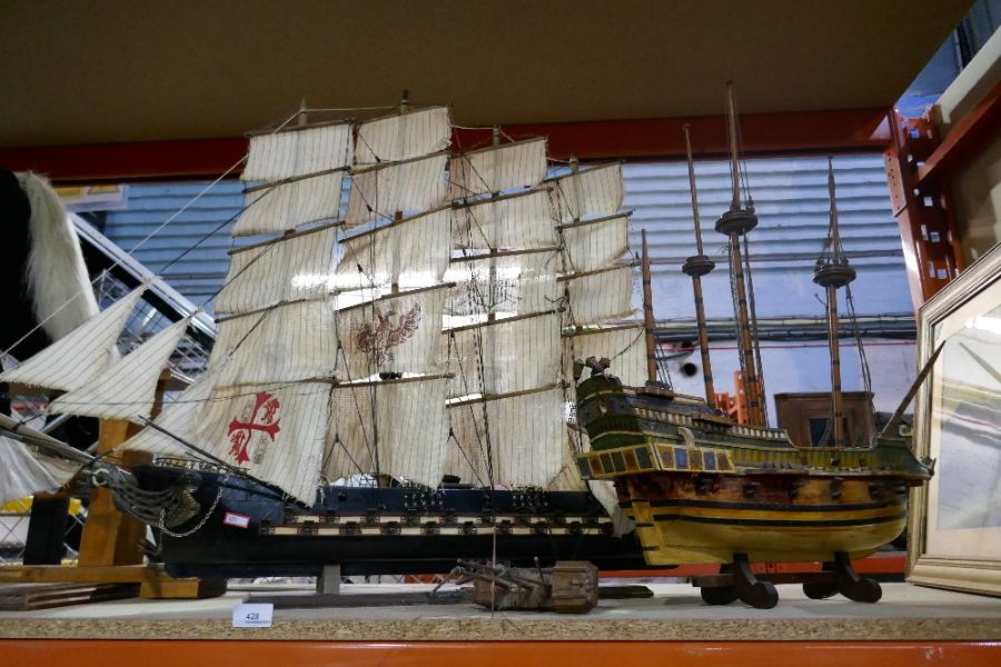 A large wooden model ship on stand with 2 rows of guns, 90cm and another on stand along with small g - Bild 5 aus 8