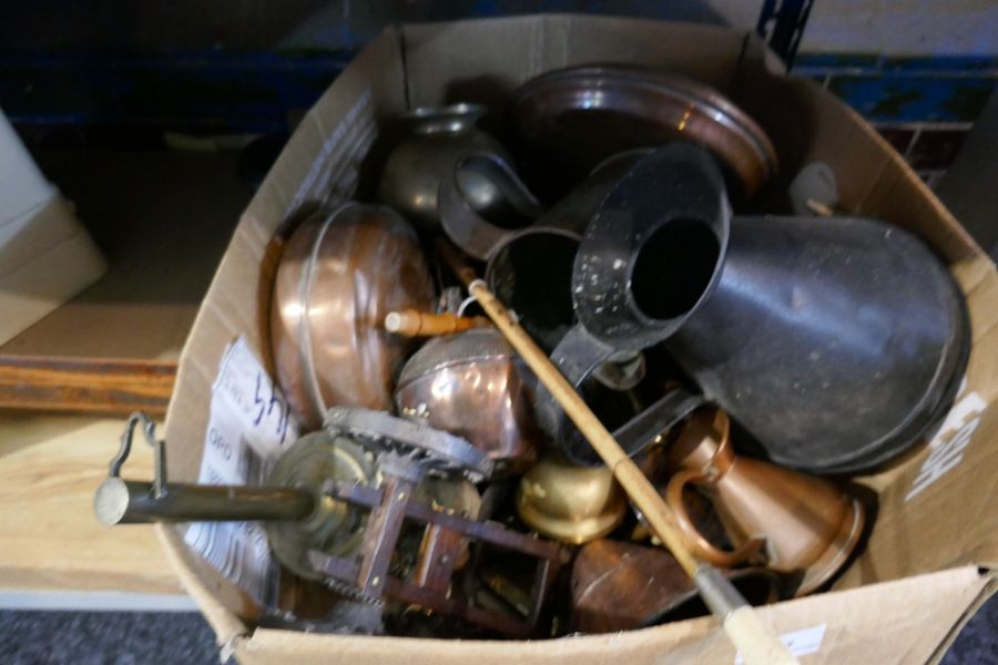 Box of mixed metalware to include brass, copper, riding crop, brass candle sticks, etc - Bild 2 aus 2