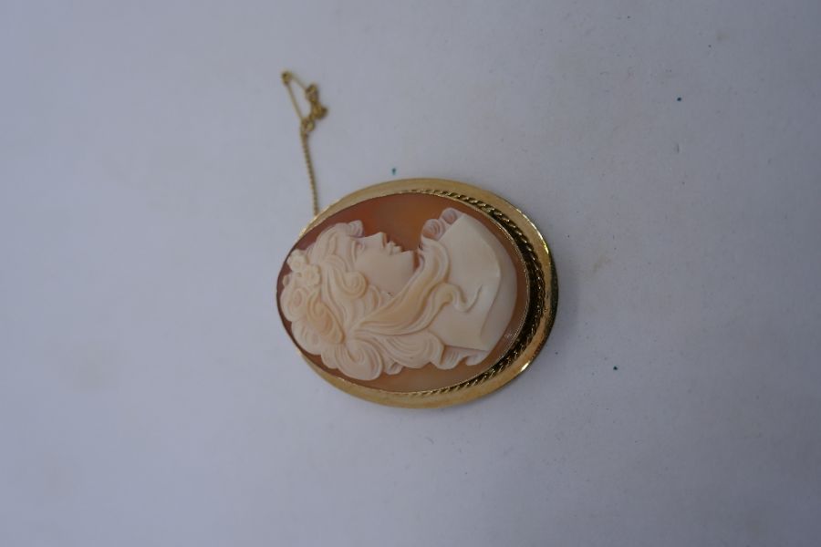 9ct yellow gold mounted cameo brooch with safety chain, marked 375, 5 x 4cm