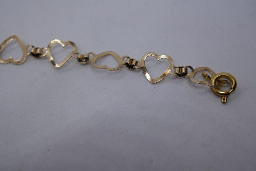 9ct yellow gold heart linked bracelet, AF, catch broken, marked 375, 18cm, 3.5g approx - Image 7 of 8