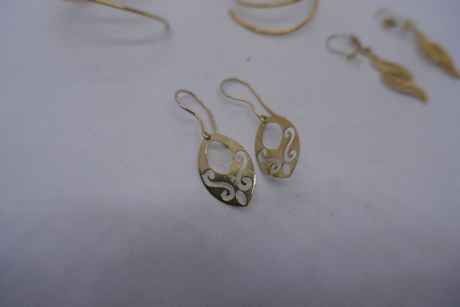 Pretty 9ct gold spiral effect earrings marked 375 and two decorative yellow metal drop earrings, gro - Image 3 of 3