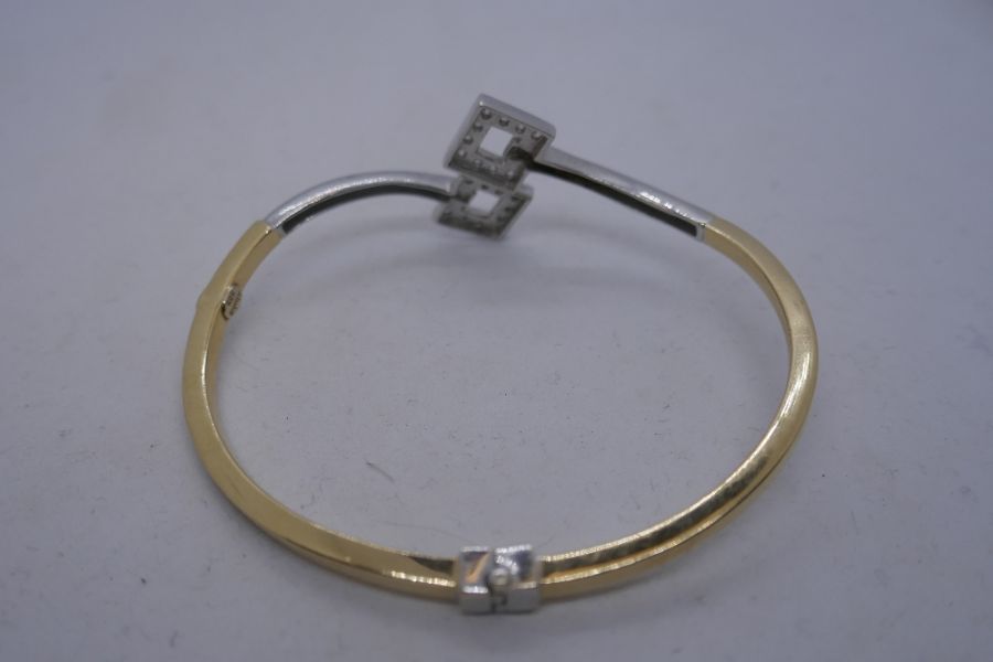 14K two tone hinged bangle with crossover geometric panels set with cubic zirconia, marked 585, 7cm - Image 2 of 8