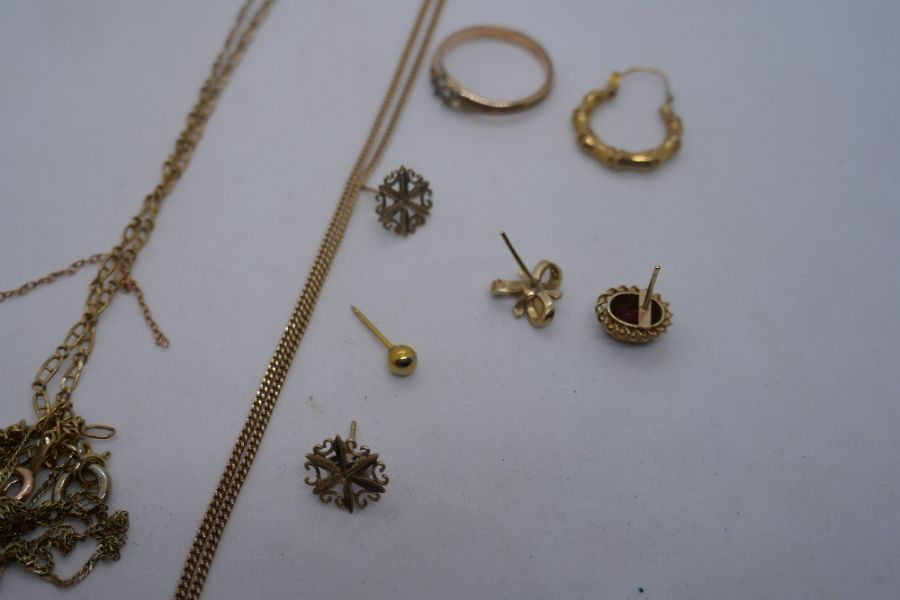 Collection of 9ct scrap gold to include earrings, neck chains, ring, etc, approx 11.2g - Image 2 of 6