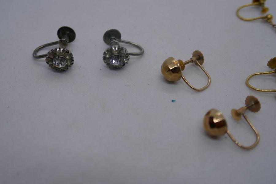 Two pairs of 9ct screw back earrings and a silver pair - Image 7 of 8