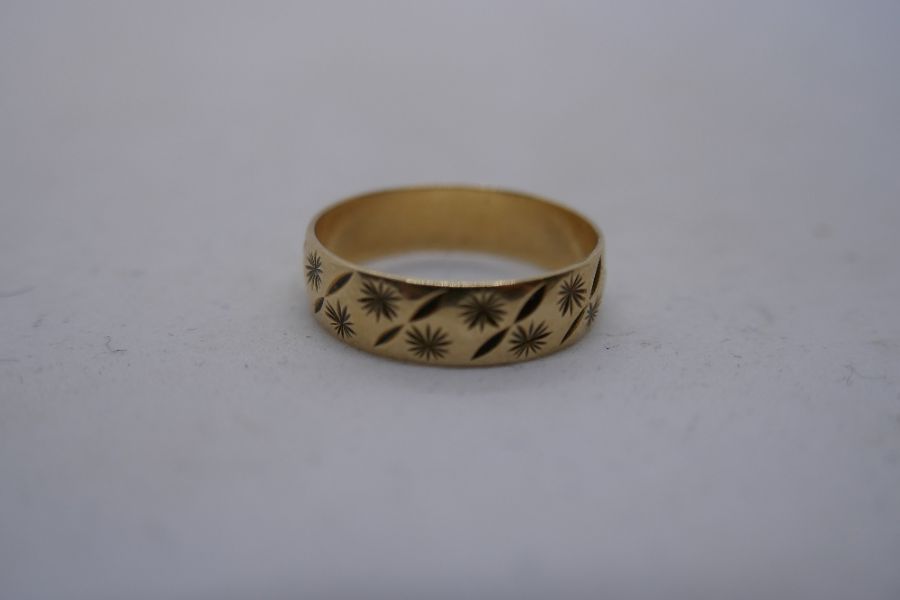 9ct yellow gold wedding band, marked 375, size O, weight approx 2.2g - Image 3 of 6