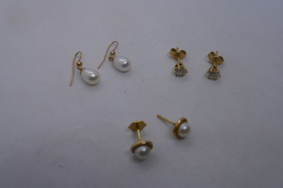 Two pairs of 18ct earrings one, being natural pearl example and a pair of 9ct yellow gold pearl stud - Image 2 of 6