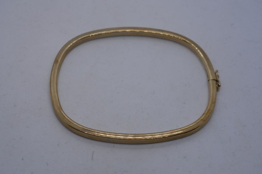 9ct yellow gold bangle of squared form, marked 375, 6cm diameter, 4.5g approx