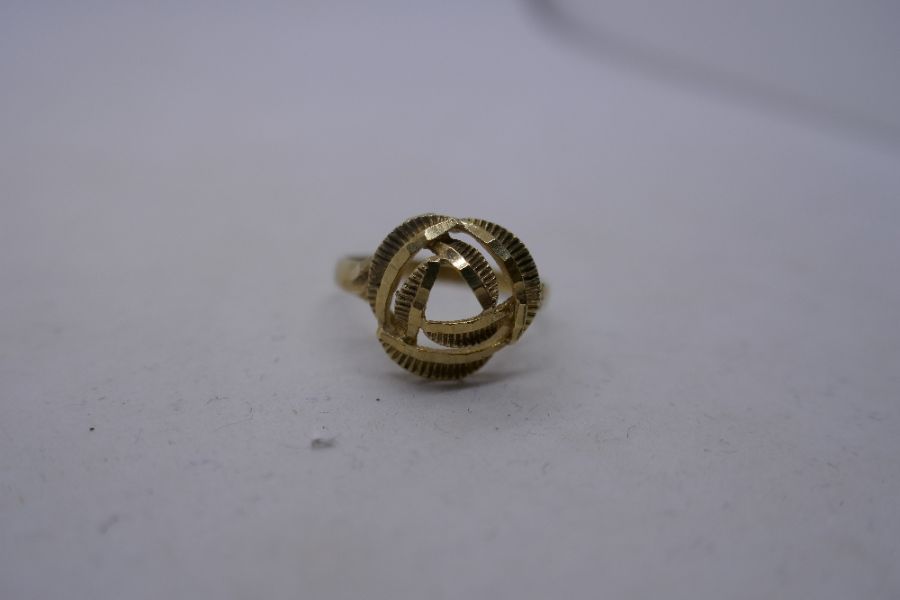 Unusual 9ct yellow gold dress ring in the form of a flower head, size O, marked 375, 2.2g approx