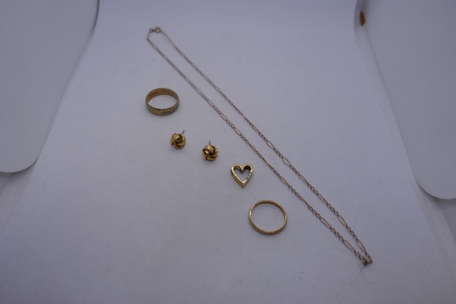 Two 9ct gold wedding bands, pair of knot earrings (no backs), heart shaped pendant and 9ct fine figa