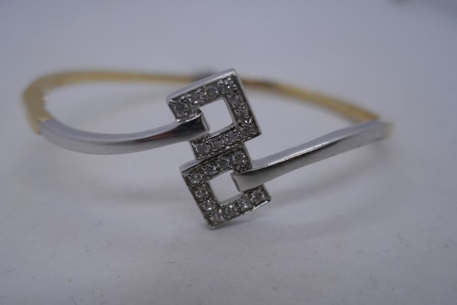 14K two tone hinged bangle with crossover geometric panels set with cubic zirconia, marked 585, 7cm - Image 4 of 8