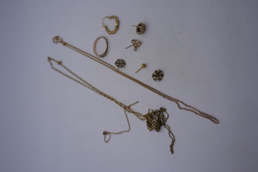 Collection of 9ct scrap gold to include earrings, neck chains, ring, etc, approx 11.2g - Image 4 of 6