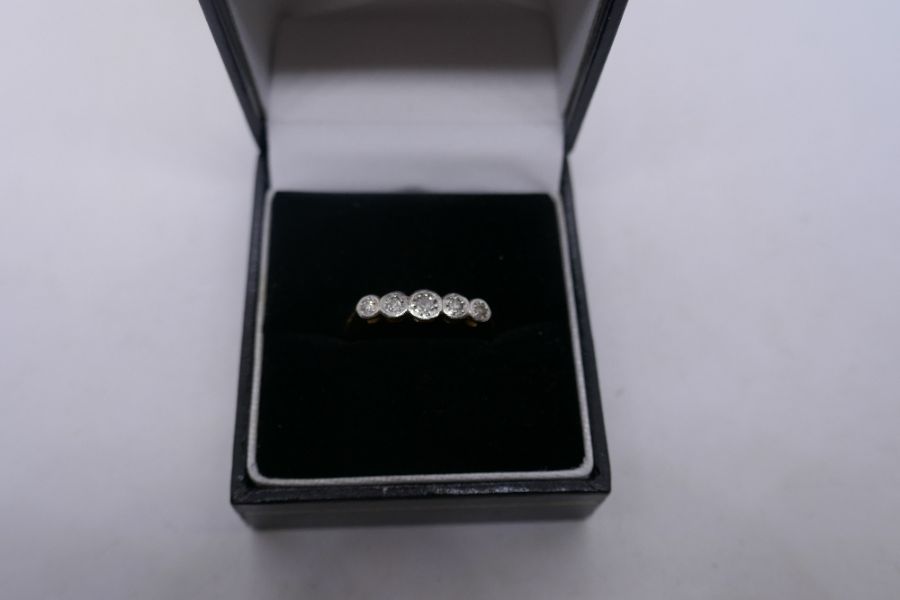 18ct and Platinum illusion set 5 stone graduated diamond ring, marked 18ct & PLAT, SB & S Ltd, size - Image 4 of 8