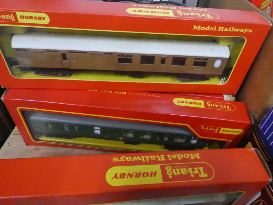 A large quantity of OO gauge boxed rolling stock, control unit and other related accessories and tra - Image 8 of 11